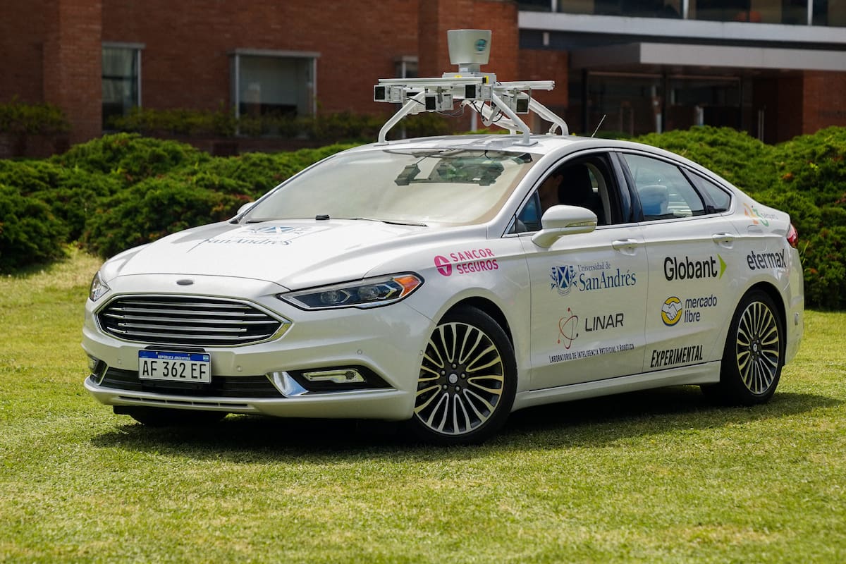 El laboratorio de la UdeSA desarrolló un auto autónomo sobre la base de un Ford Fusion Hybrid (un Mondeo en la Argentina)