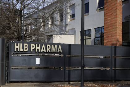 El laboratorio HLB Pharma clausurado y con un acta pegada en el portón de ingreso