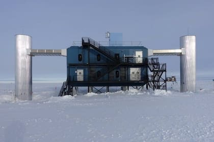 El Laboratorio IceCube en el Polo Sur. Este edificio alberga los servidores informáticos que recopilan datos de los sensores de IceCube debajo del hielo