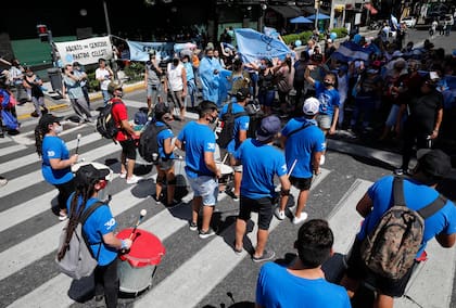 El lado "celeste" de la plaza que se manifiesta contra la Ley del Aborto