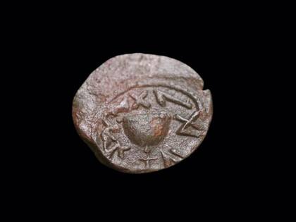 El lado anverso de la moneda tiene una copa y la inscripción en la antigua escritura hebrea "Para la Redención de Sion"