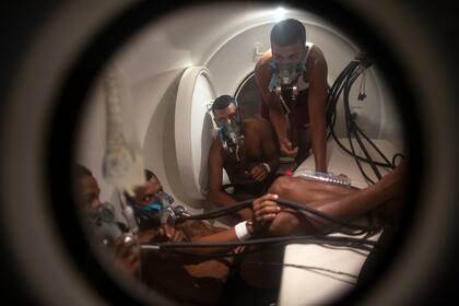 Buzos que sufrieron el síndrome de descompresión, inician una sesión en el hospital de Puerto Lempira