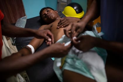 Bedy Atiliano, de 22 años, es atendido por un médico
