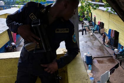 Un guardia penitenciario vigila los prisioneros en la cárcel de Puerto Lempira, en Honduras