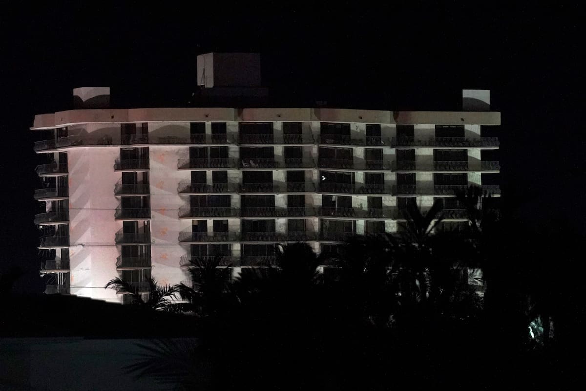 El lado del edificio que permanecía en pie, tras el derrumbe, fue llenado de pequeños explosivos "colocados estratégicamente", según precisó la alcaldesa de Miami Dade, Daniella Levine Cava.