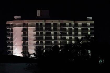 El lado del edificio que permanecía en pie, tras el derrumbe, fue llenado de pequeños explosivos "colocados estratégicamente", según precisó la alcaldesa de Miami Dade, Daniella Levine Cava.