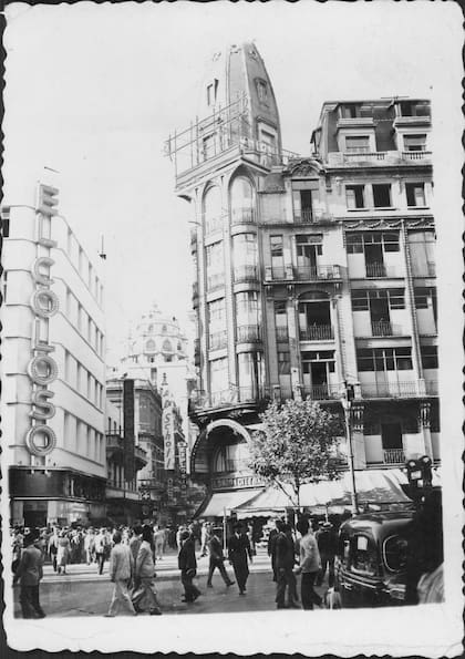 El lado norte: a la izquierda, las tiendas El Coloso. A la derecha, el anexo Gath & Chaves. Ya estaba instalada allí la confitería London City