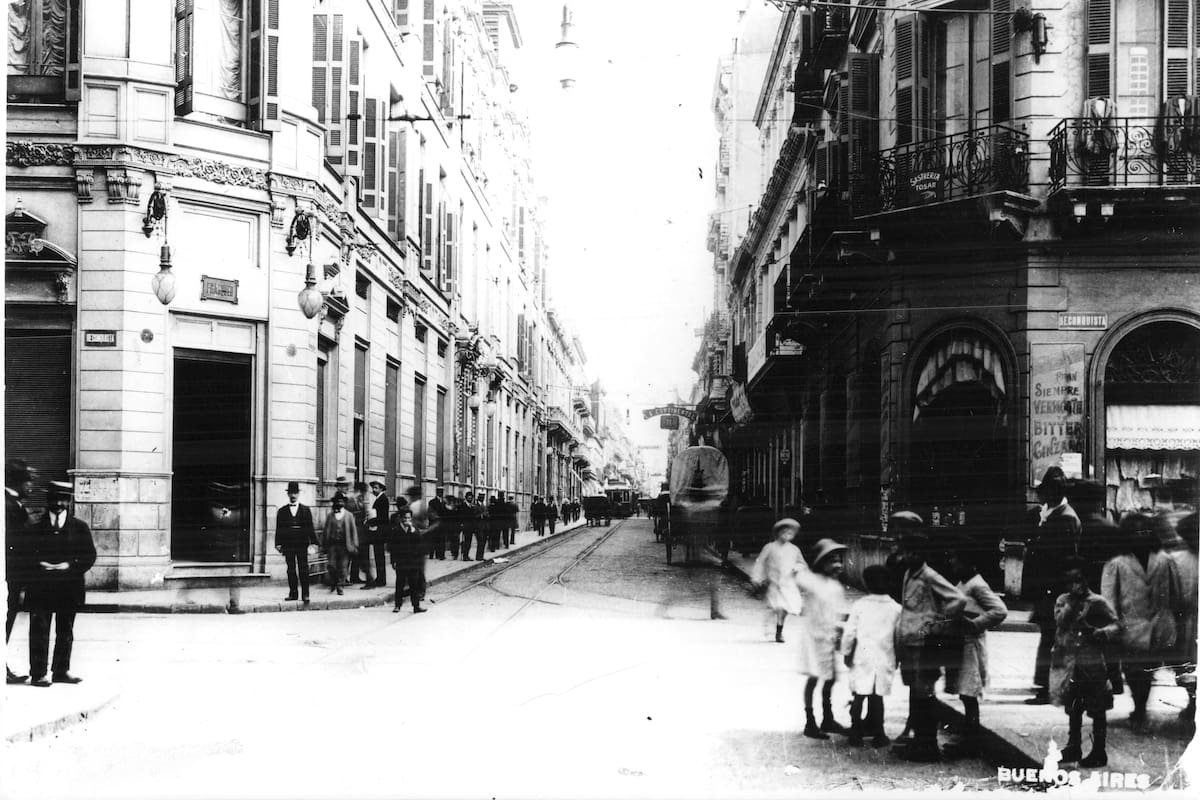 La esquina noroeste de Corrientes y Reconquista, poco antes de ser demolida, en 1936, para el ensanche de la avenida.