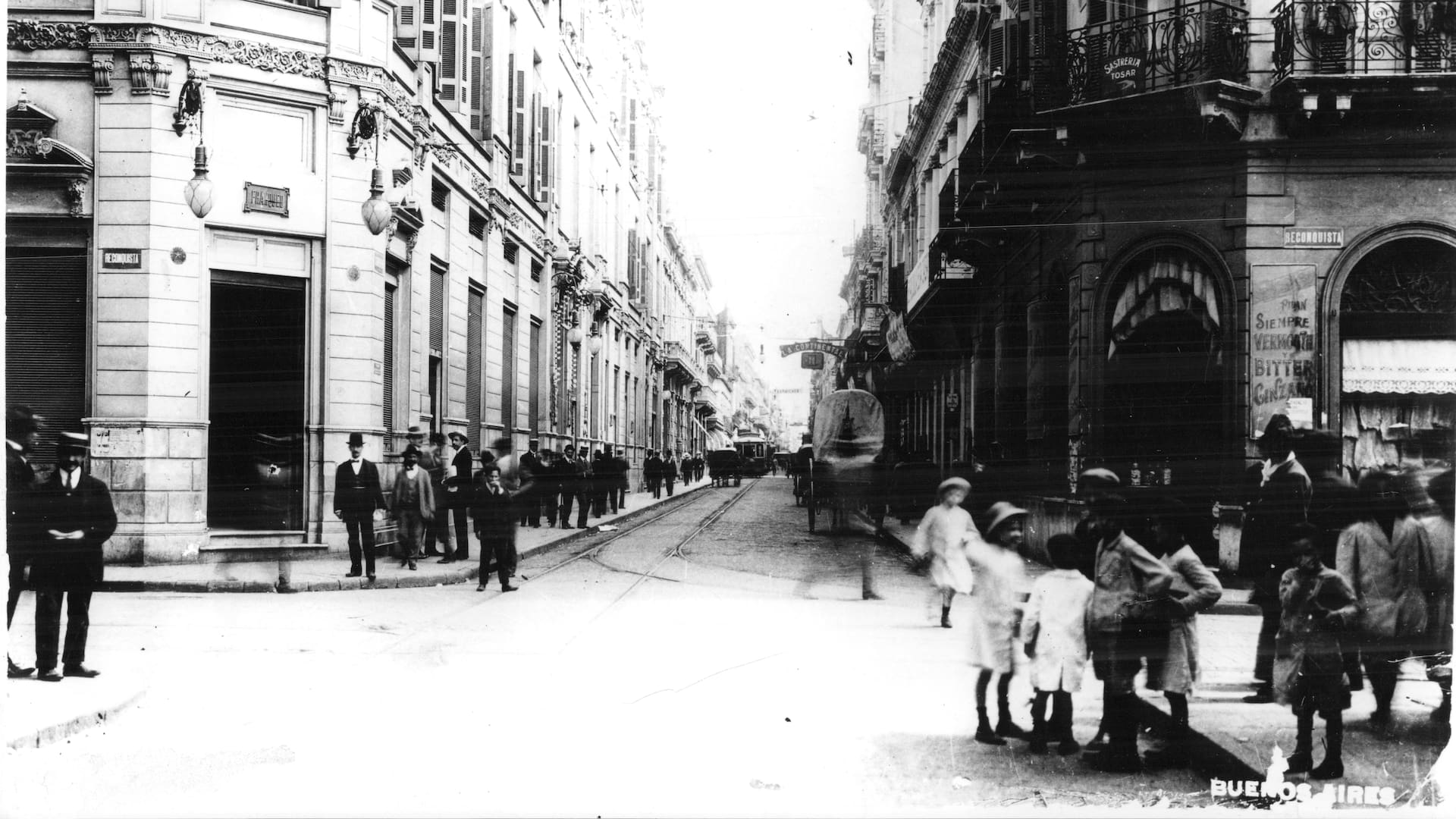 La esquina noroeste de Corrientes y Reconquista, poco antes de ser demolida, en 1936, para el ensanche de la avenida.
