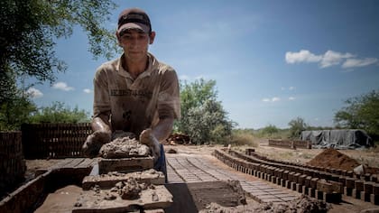 El ladrillero Santiago Cáceres debe paliar el calor de los hornos