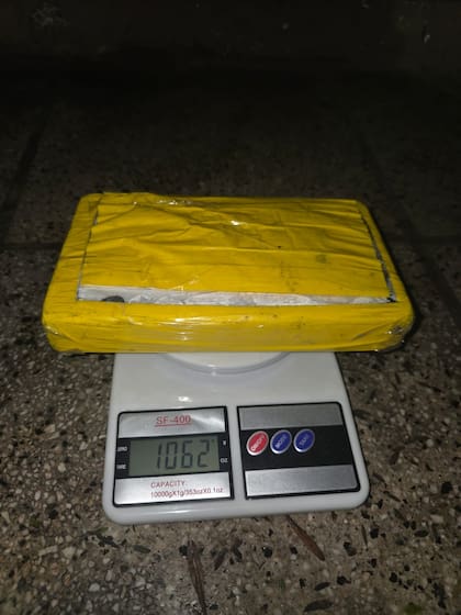 El ladrillo de cocaína hallado en el interior del automóvil