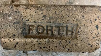 El ladrillo fabricado en Escocia fue encontrado debajo de un edificio en Jaffa
Foto: Museo Uri Geller