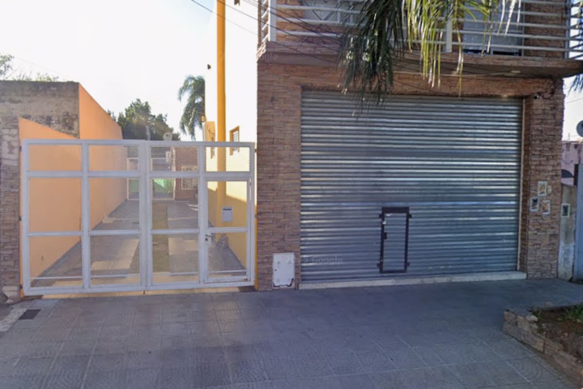 El ladrón cayó sobre la vereda, frente a una casa