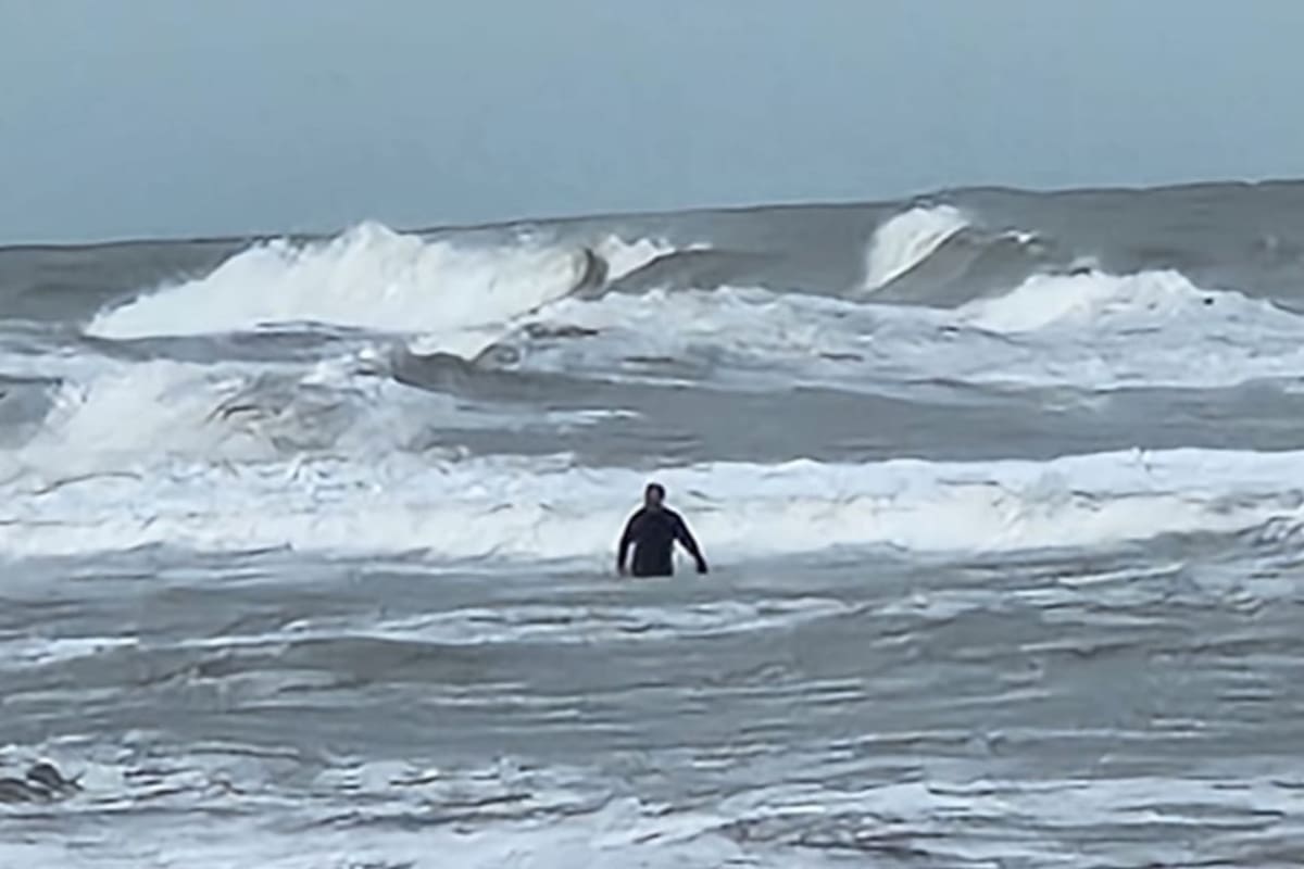 El ladrón de Villa Gesell, dentro del mar