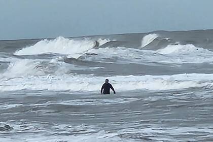El ladrón de Villa Gesell, dentro del mar