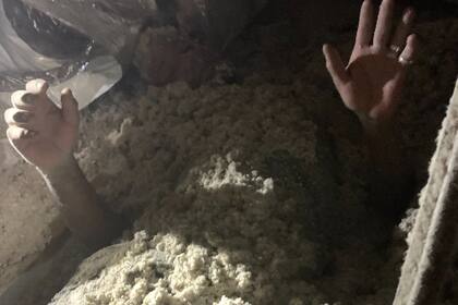 El ladrón fue descubierto por las autoridades mientras intentaba esconderse en aislante para construcción