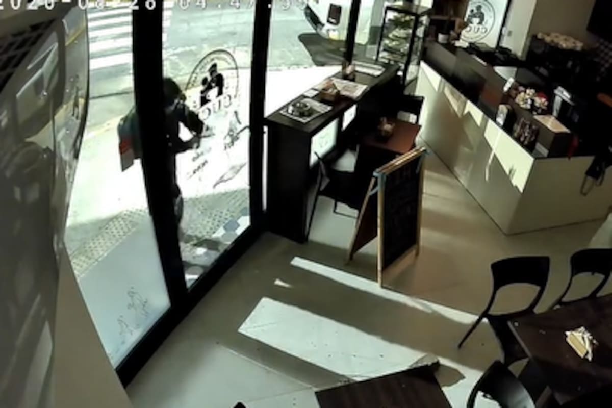 El ladrón ingresó luego de romper un vidrio