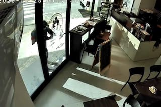 Un ladrón rompió a cabezazos la puerta de vidrio de una cafetería de Villa Devoto