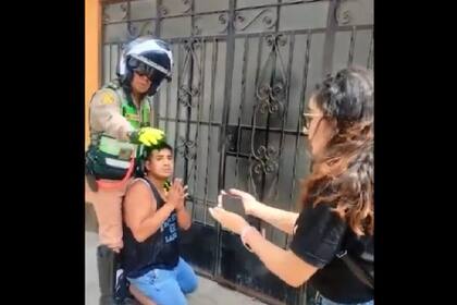 El ladrón le habló directamente a la víctima (Captura video)