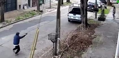 El ladrón persiguió a la víctima para que le desbloquee el celular que le había robado instantes antes