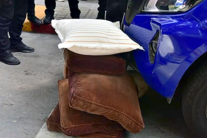El ladrón se arrojó al vacío y planeaba caer encima de varios almohadones que amortiguarían su caída