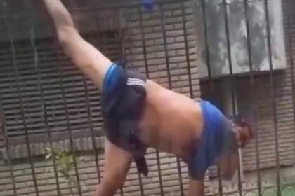 El ladrón se quedó enganchando a la reja al querer escapar