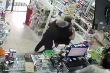 El ladrón simuló tener un arma para robar una farmacia y terminó condenado a 15 días de prisión