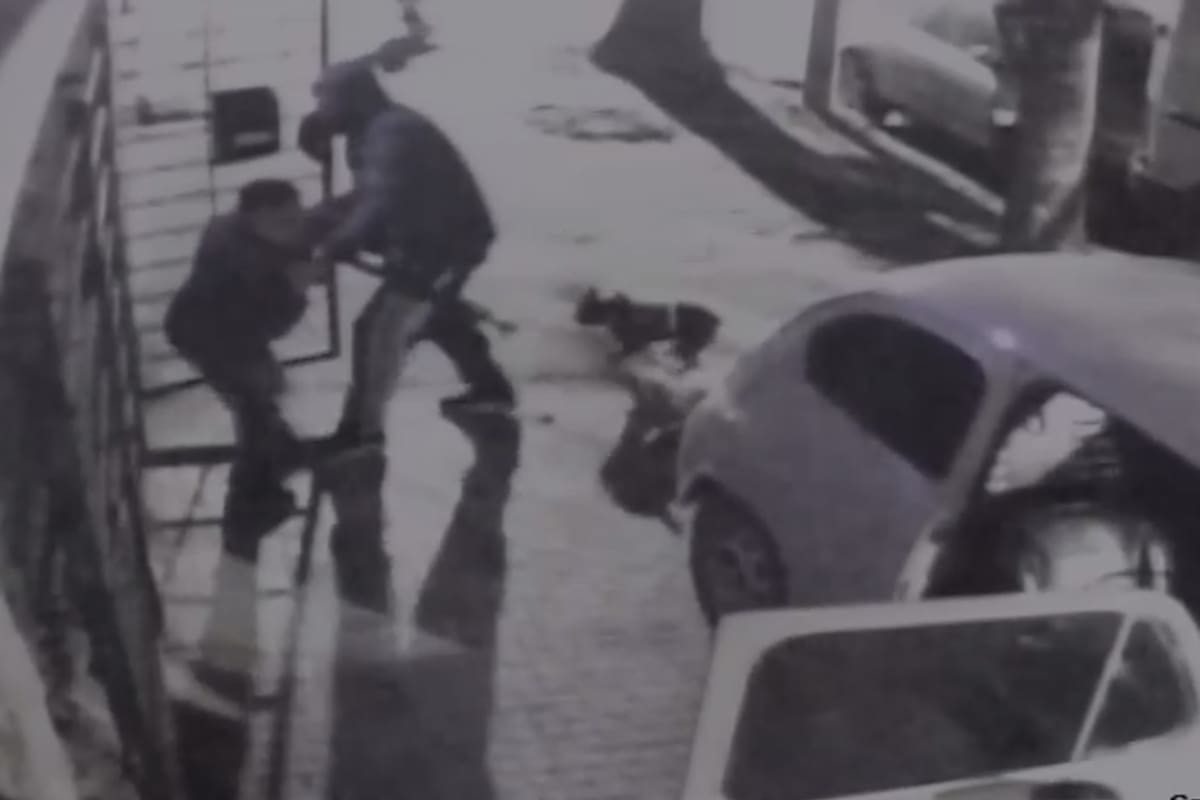 El ladrón toma al nene por el cuello