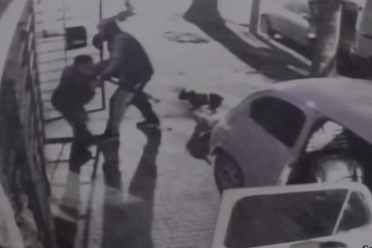 El ladrón toma al nene por el cuello