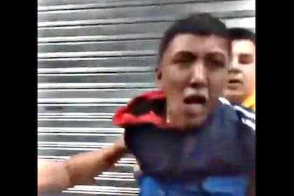 El ladrón tras ser reducido por los vecinos de La Plata.