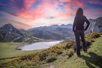 El lago Covadonga, Asturias, Picos de Europa, España, en un atardecer de primavera