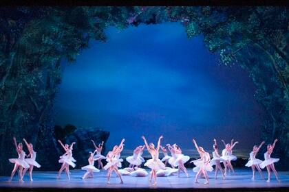 "El lago de los cisnes", en versión de Mario Galizzi, abrirá la temporada 2023 del Ballet del Colón