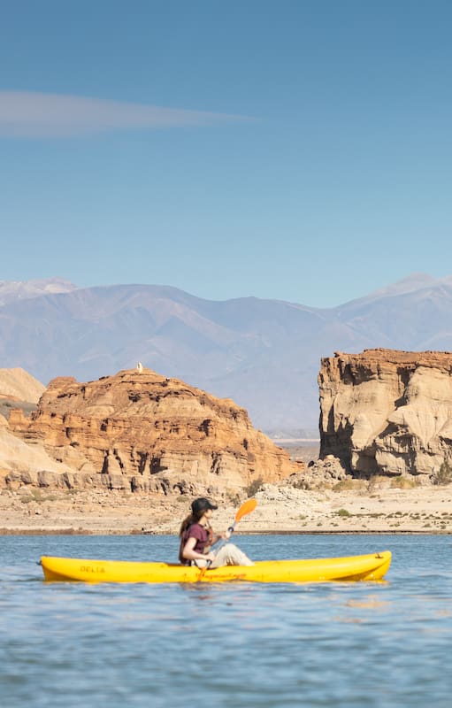 El lago del dique Cuesta del Viento convoca habitualmente a múltiples deportes acuáticos: kitesurf, windsurf y kayak.