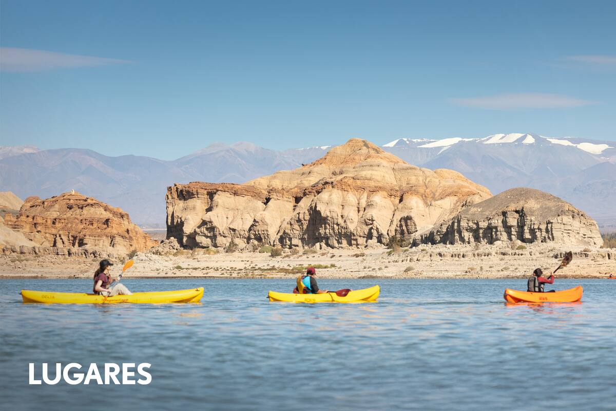 El lago del dique Cuesta del Viento convoca habitualmente a múltiples deportes acuáticos: kitesurf, windsurf y kayak.
