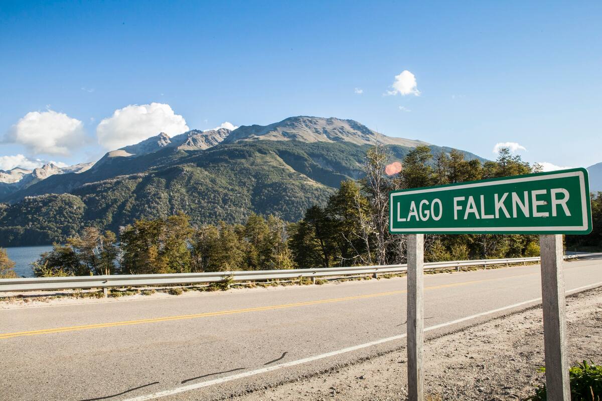 El lago Falkner en San Martín de los Andes es parte del Camino de los siete lagos.