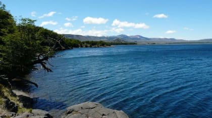 El lago La Plata, en donde fue encontrada la camioneta