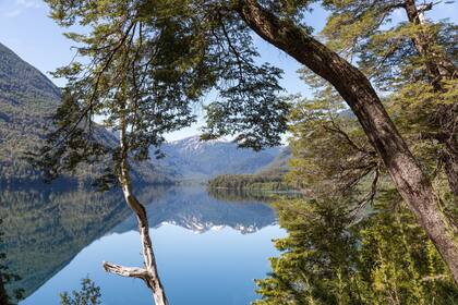 El lago Lácar es uno de los principales atractivos de la zona.