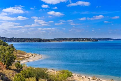 El lago llama poderosamente la atención por su color azul tan marcado