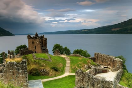 El lago Ness y su castillo, en Escocia
