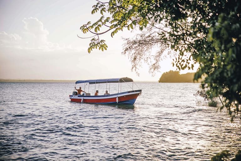 El lago Petén Itzá de aguas frescas y transparentes, es apto para nadar y hacer kayak. También es la mejor vía de comunicación con isla Flores