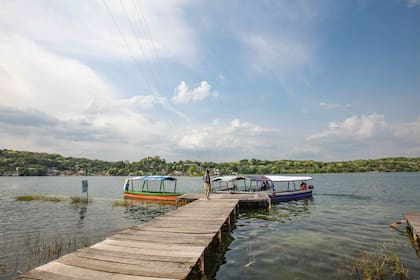 El lago Petén Itzá de aguas frescas y transparentes, es apto para nadar y hacer kayak. También es la mejor vía de comunicación con isla Flores.