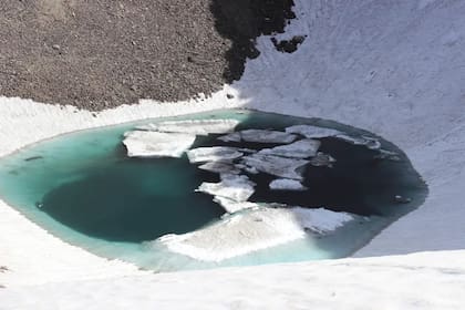 El lago Roopkund esconde en sus profundidades un cementerio misterioso