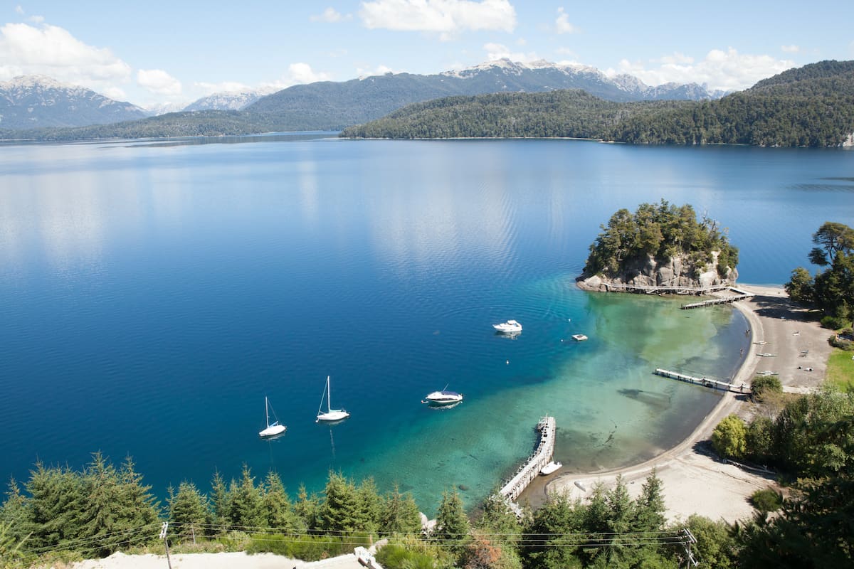 Las aguas cristalinas del Lago Espejo son ideales para nadar con soberbia vista.