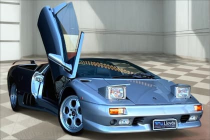 El Lamborghini cuenta con transmisión manual de seis velocidades y un interior de cuero negro
