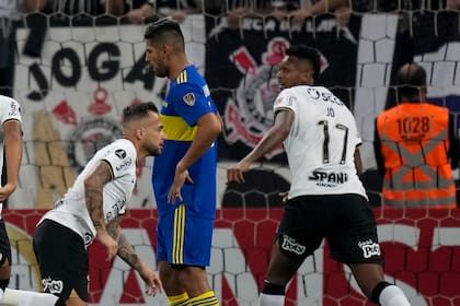 El lamento de Carlos Zambrano contrasta con el inicio del festejo de Maycon, autor de los dos goles con los que Corinthians derrotó a Boca