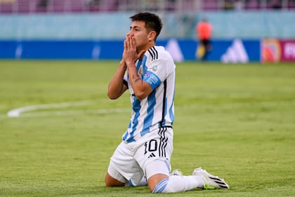 El lamento de Claudio Echeverri, una de las figuras de la Argentina, tras la caída ante Alemania, por penales, en las semifinales del Mundial Sub 17 de Indonesia