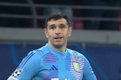 El lamento de Dibu Martínez en el gol que le convirtió Leipzig en el primer tiempo