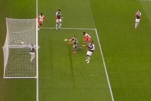 El lamento de Dibu Martínez por el gol en contra de Victor Lindelof, tras un blooper de la defensa de Aston Villa; luego, lo dio vuelta y pasó de 0-2 a 3-2 ante Salzburgo