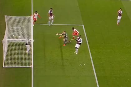 El lamento de Dibu Martínez por el gol en contra de Victor Lindelof, tras un blooper de la defensa de Aston Villa; luego, lo dio vuelta y pasó de 0-2 a 3-2 ante Salzburgo