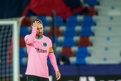 El lamento de Lionel Messi es el de todo Barcelona, que ve cómo se esfuma la ilusión de quedarse con el título de campeón en la liga de España.